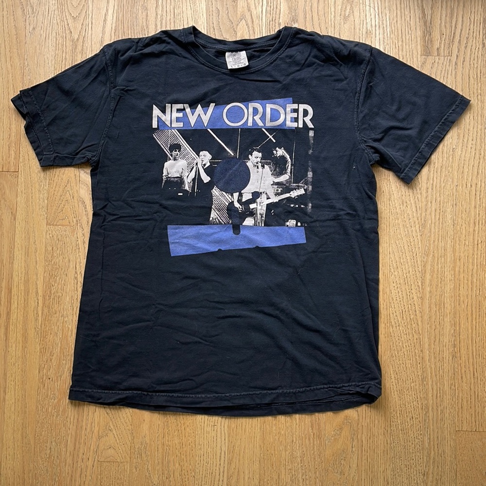 ♻️DONATED DEC. 2023♻️ 
Vintage New Order t-shirt size L